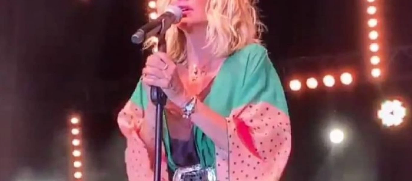 Φανερά συγκινημένη η Άννα Βίσση στη συναυλία στο Μάτι (βίντεο)